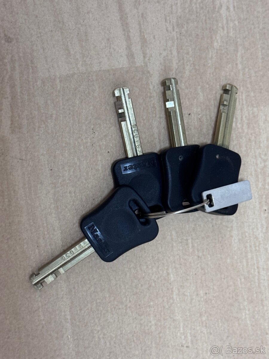 Zamok na moto - MasterLock - 2