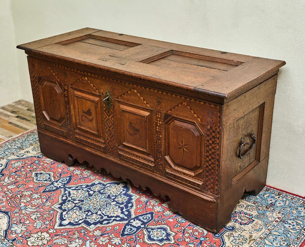 Intarzovaná dubová truhla z 18. storočia - 2