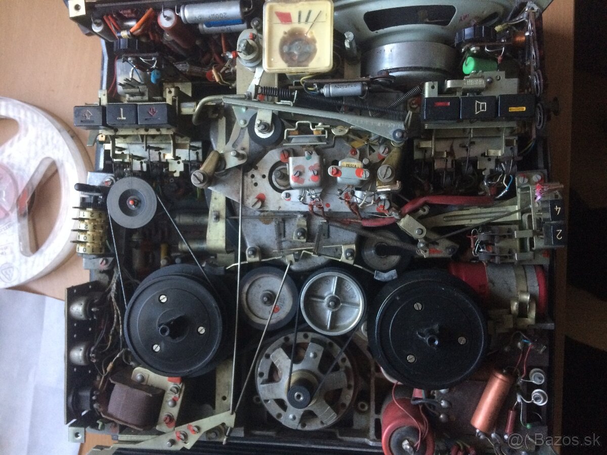 Predam retro magnetofon B4 rok vyroby cca 1971 - 2