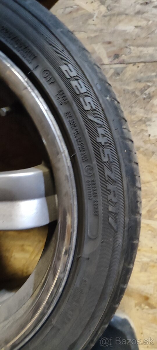 225/45 ZR17 - 2