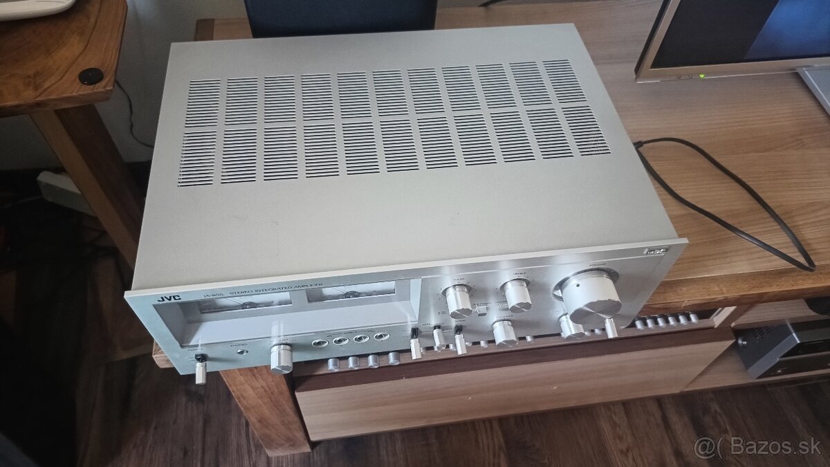 Zosilňovač JVC - 2