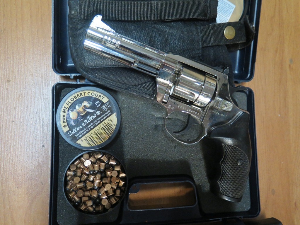 Predám revolver flobert Alfa 641 s 4 palcová hlaveň - 2