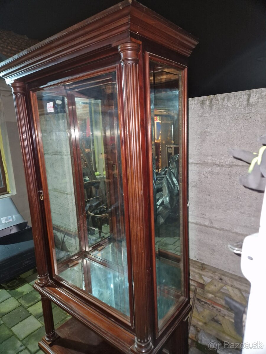 28 - Predám starožitnú vitrína v štýle Altdeutsch - 2