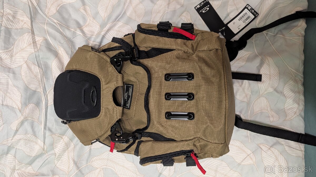 Predám úplne nový baťoh oakley 21l FOS901477-32 - 2