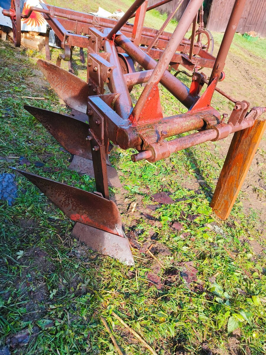 Predám starší robustný pluh - trojak - 2