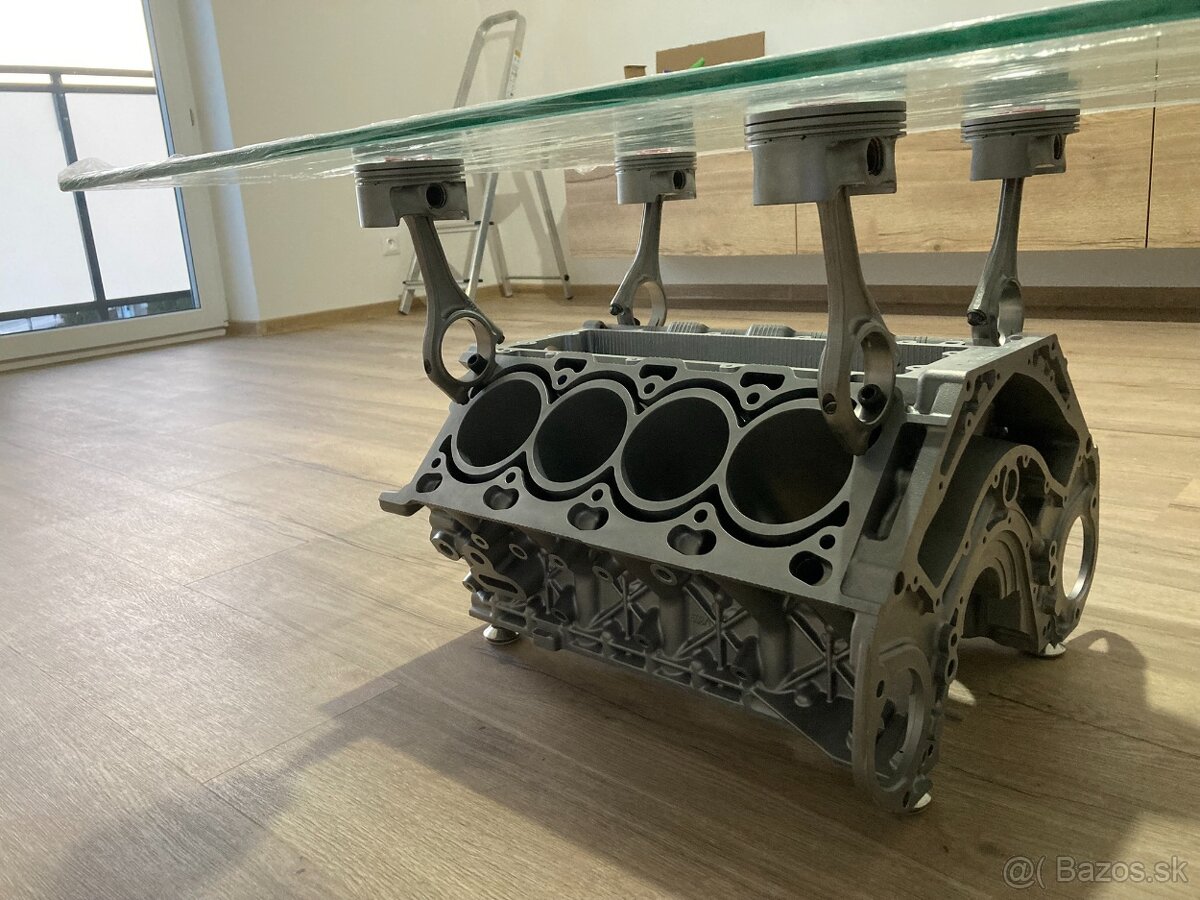 Unikátny stolík z bloku V8 - 2