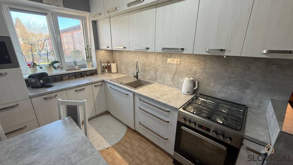 SLOVREAL na predaj kompletne zrekonštruovaný 2,5i byt, Žiar - 2