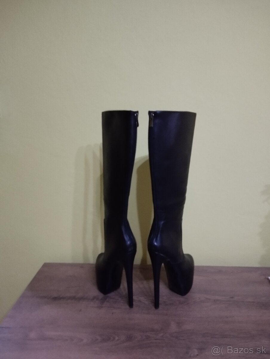 Nádherné čierne čižmy na vysokej platforme a na 18 cm podpät - 2