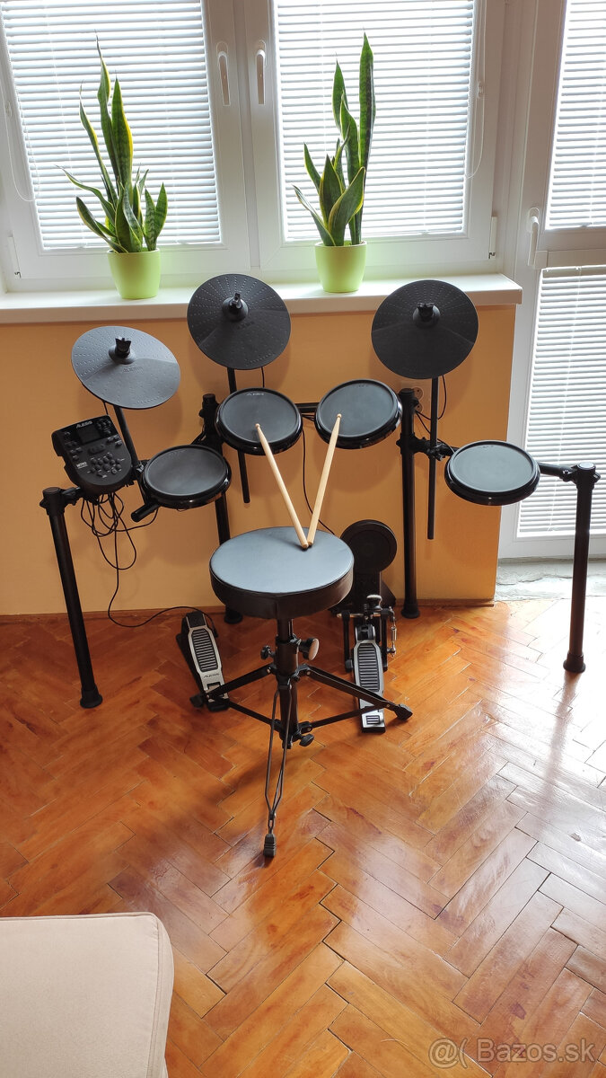 Alesis Nitro Kit - rezervované - 2