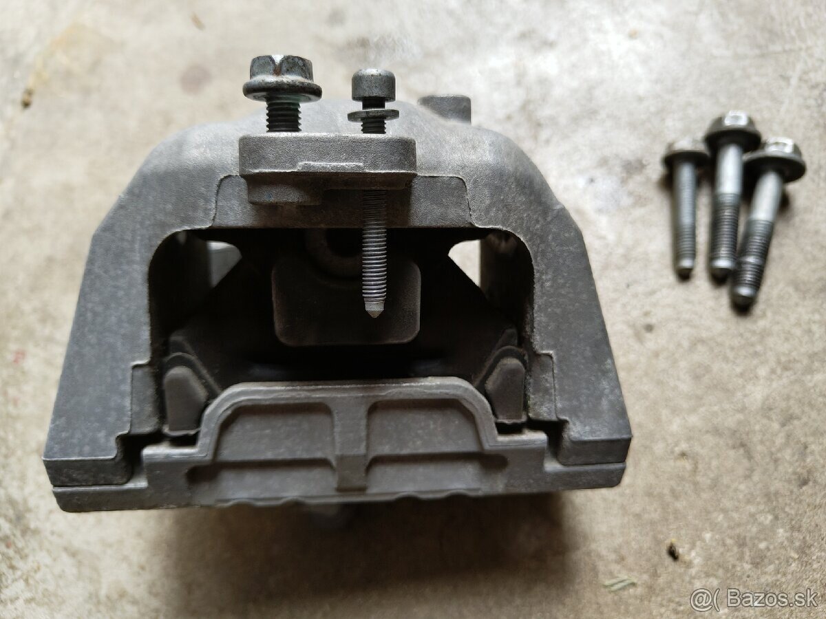 Predam silentblok motora a prevodovky Octavia 1 - 2