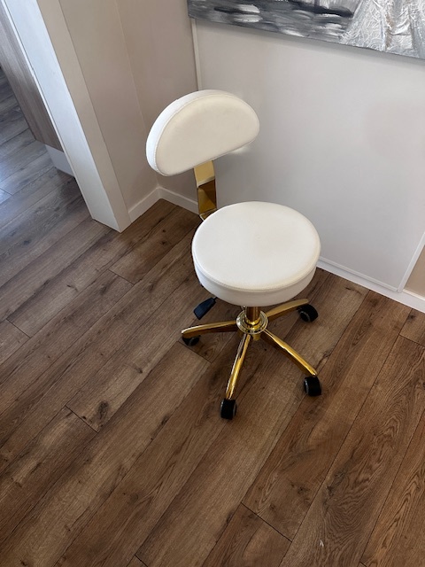 kozmeticka/kancelarska stolička - 2