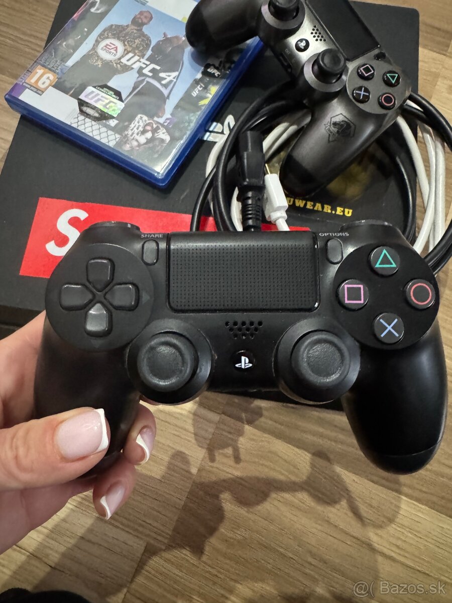 Playstation 4 Pro slim + 2 ovládače + hra UFC - 2
