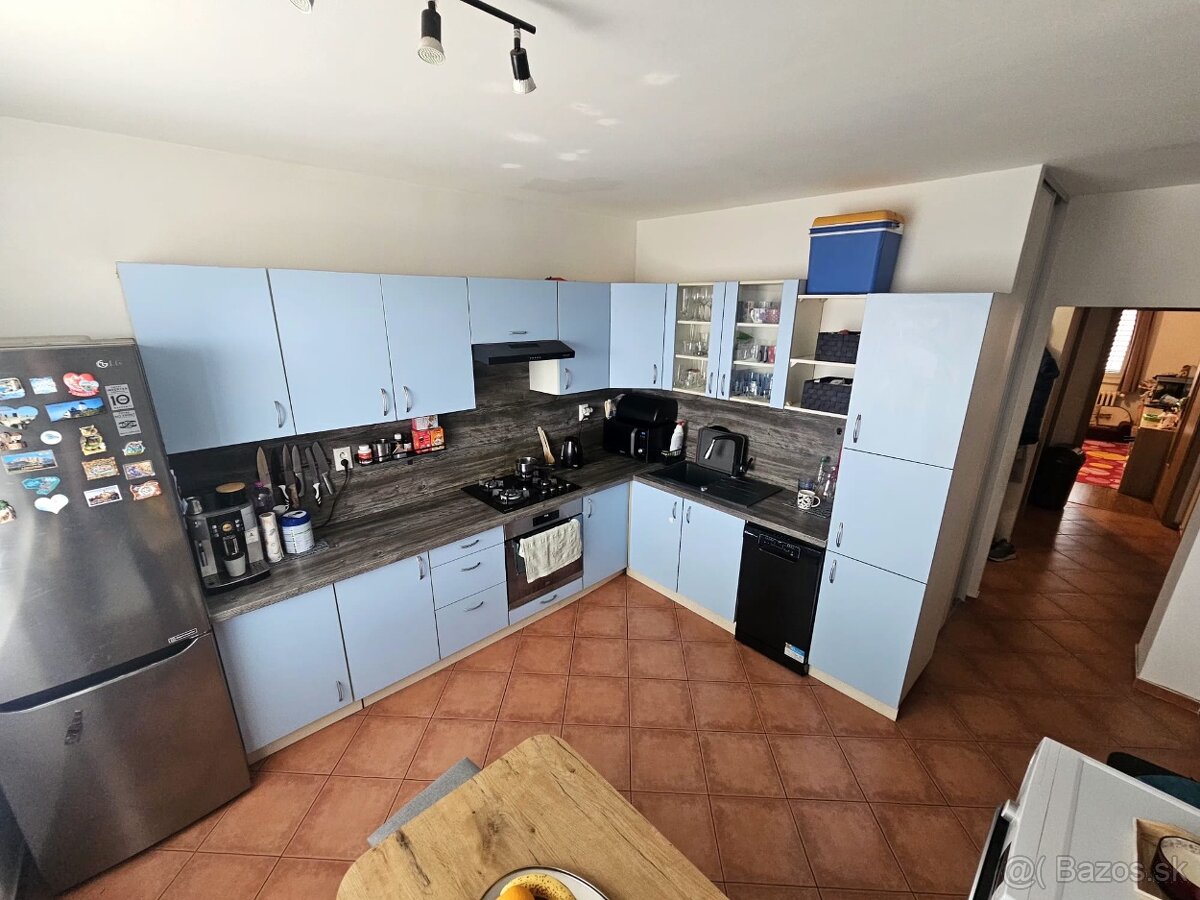 3 i zariadený byt s parkovacím státím, BONUSOM v Seredi - 2