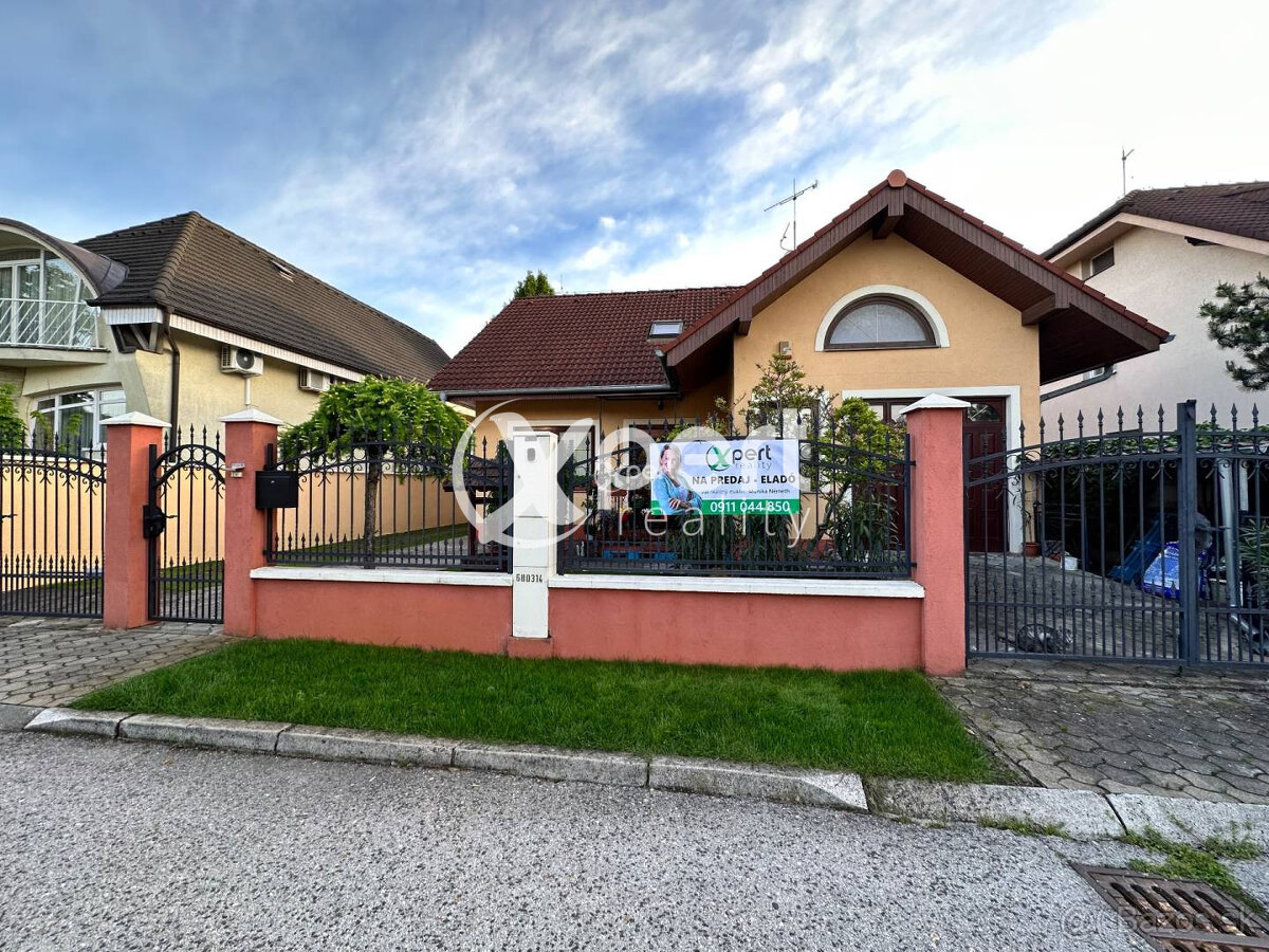 ZNÍŽENÁ CENA. Krásny rodinný dom priamo v centre na predaj - 2