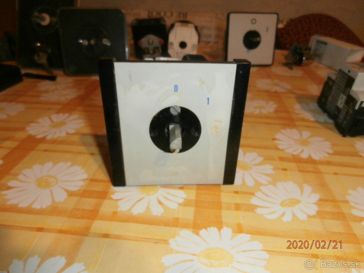 Prepinač s klučom 1-0-1,220V/6A. - 2