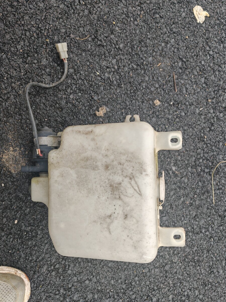 Nádobka na ostrekovače Mitsubishi L200 - 2