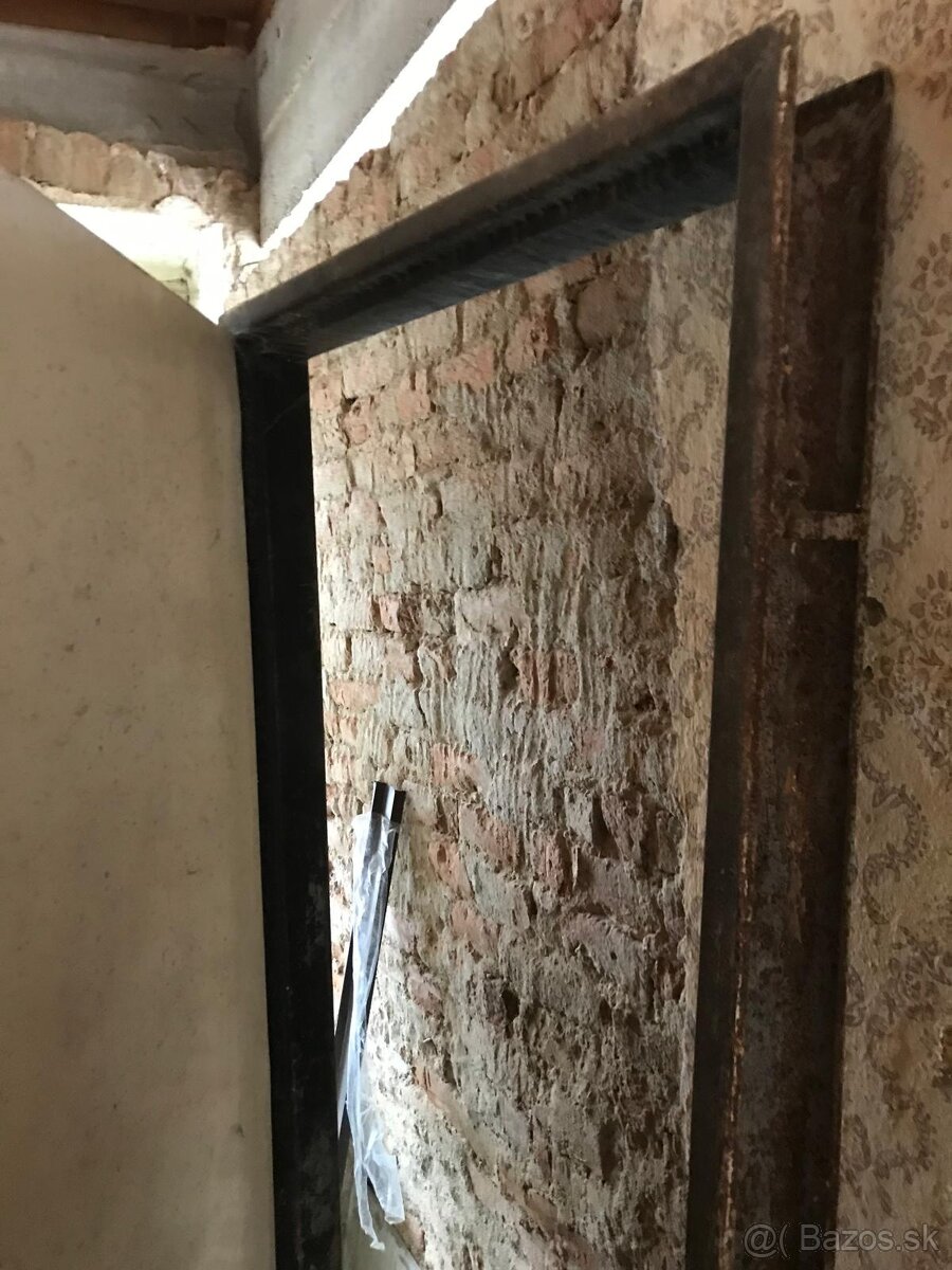 Dvere s kovovou zárubňou 80tky - 2