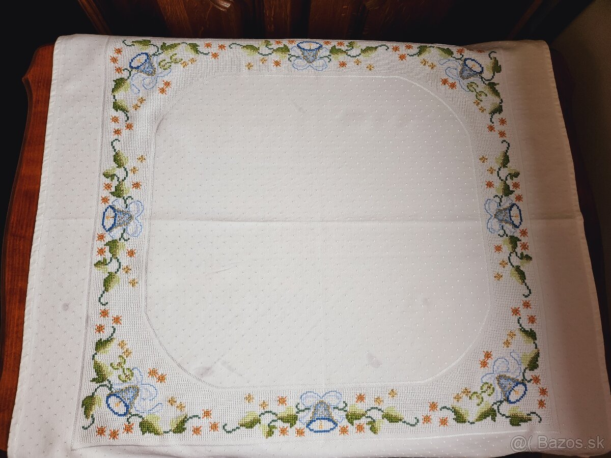 Krásny biely vianočný obrus zdobený zvončekmi, hviezdičkami - 2