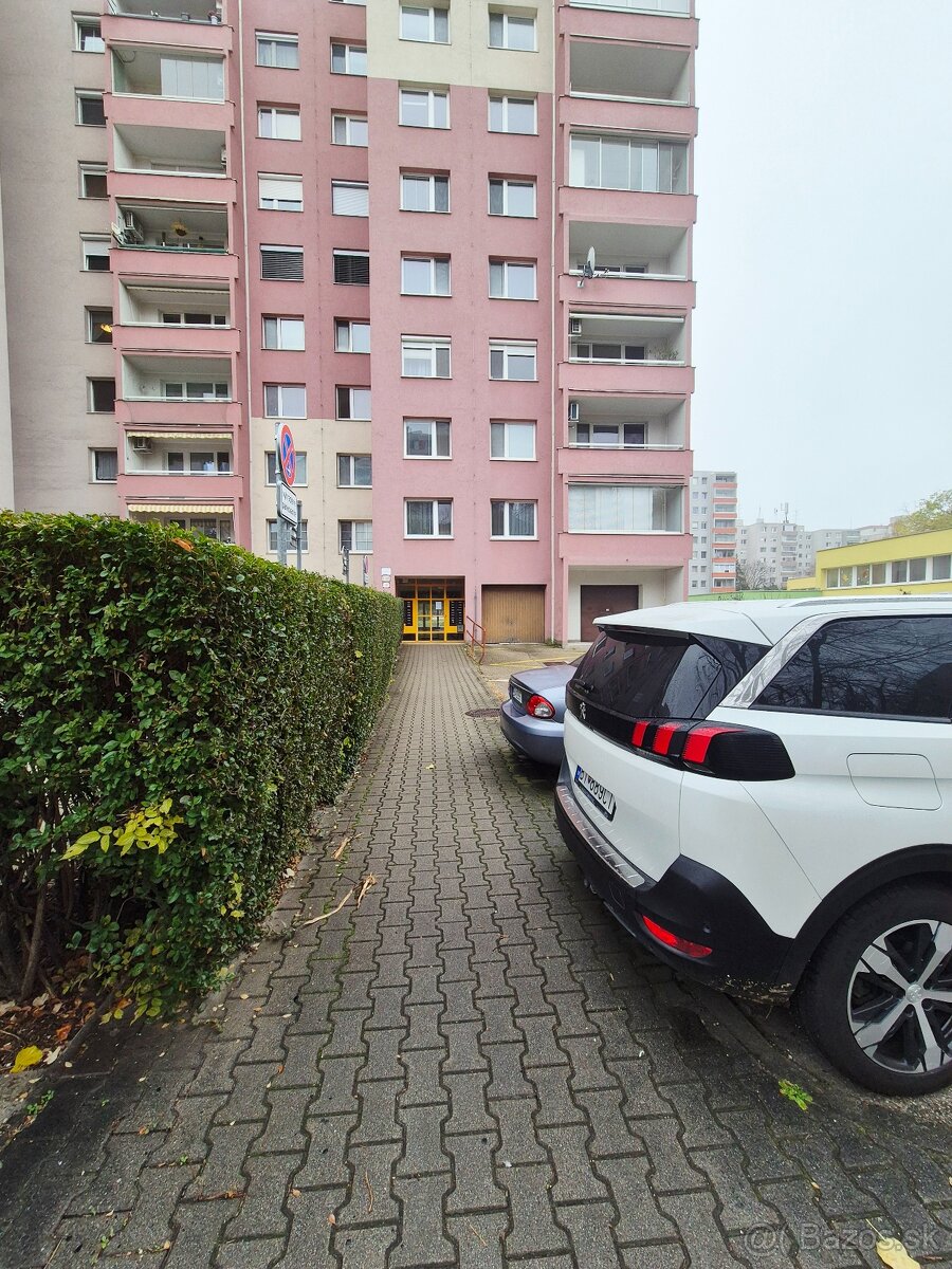 BEZ PROVÍZIE- 3 izb.byt pri OC Centrál a zimného štadióna O. - 2