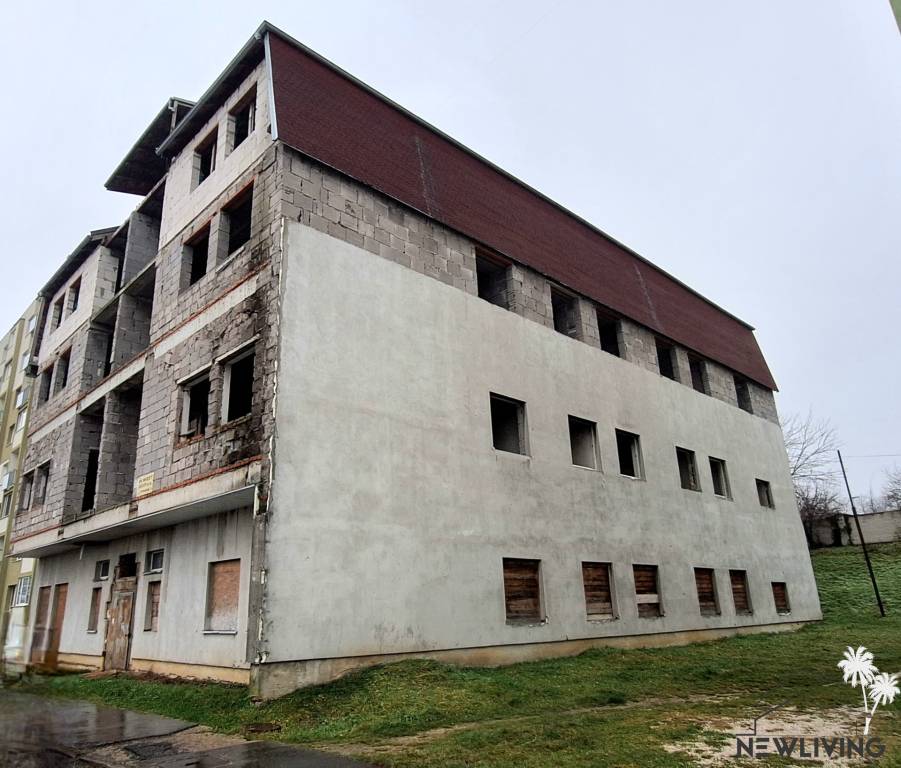 PREDAJ: Hrubá stavba bytového domu v srdci Hlohovca - 2