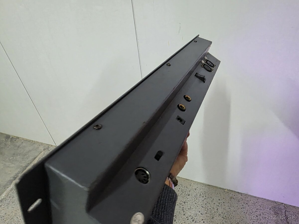 Predám ovládač Showtec SM 8/12 – DMX
- 2