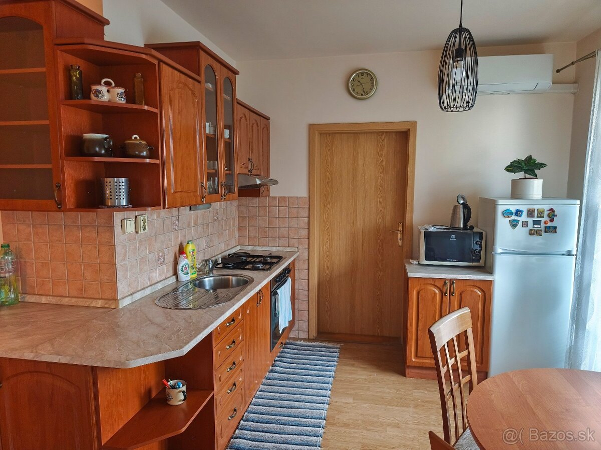 Prenájom 3-izbového bytu neďaleko centra v Leviciach - 2