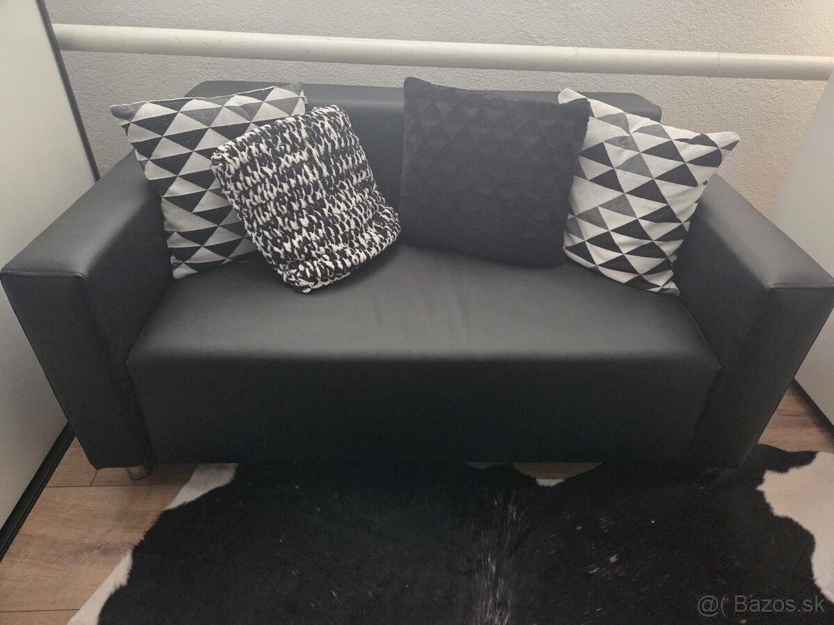 Čierny koženkový gauč - 2