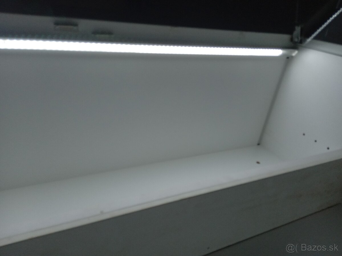 presklená vitrína do predajne obchodu vystavenie tovaru - 2