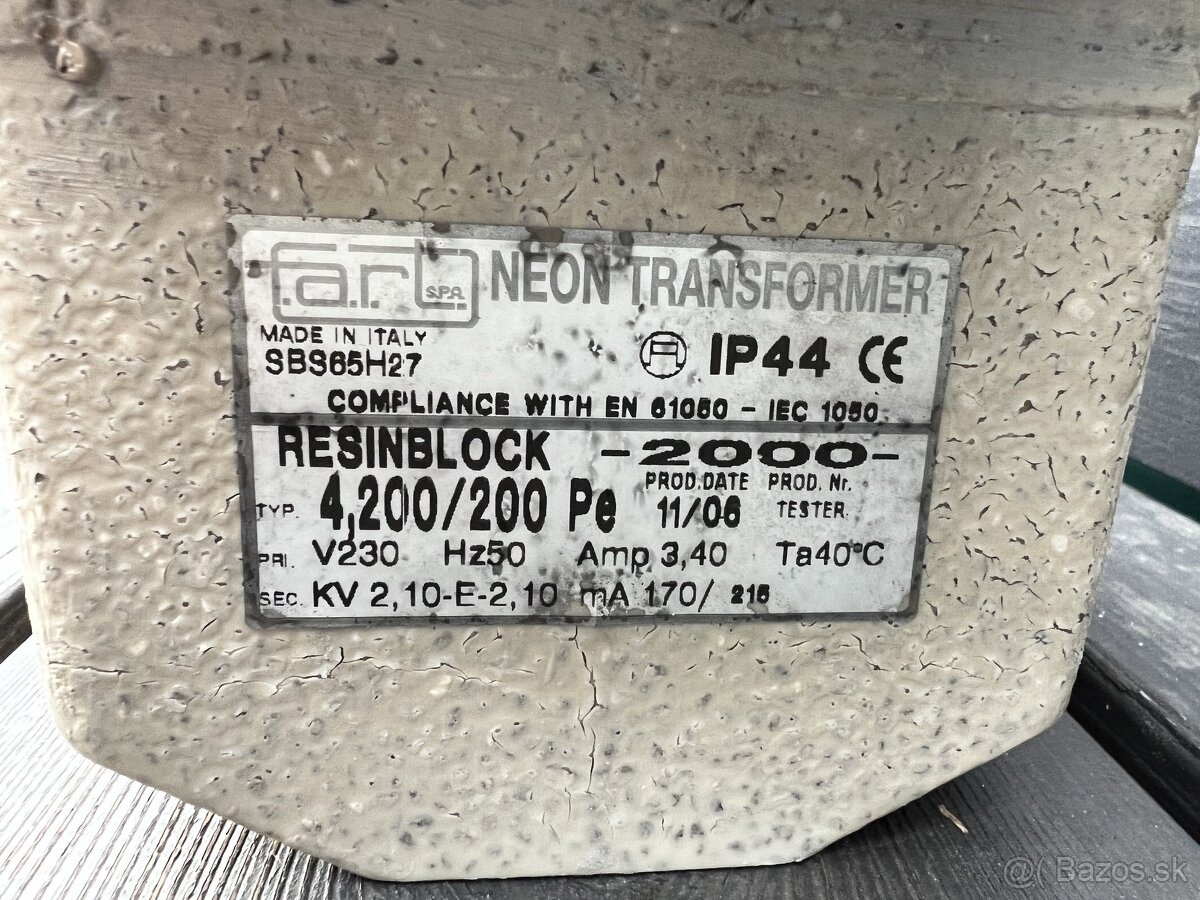 vysokonapäťový transformátor 220V- 2,1kV - 2