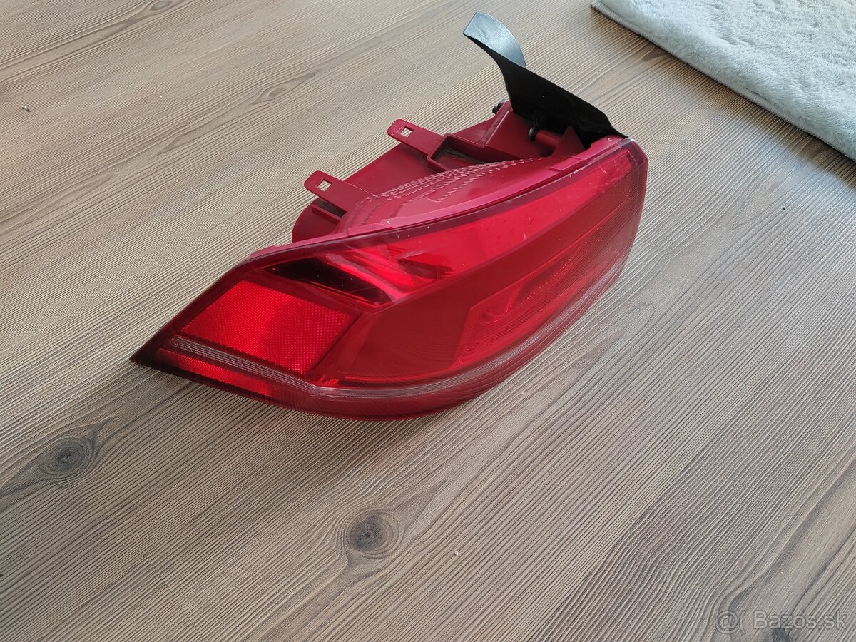Volkswagen Passat B7 zadné svetlo - 2
