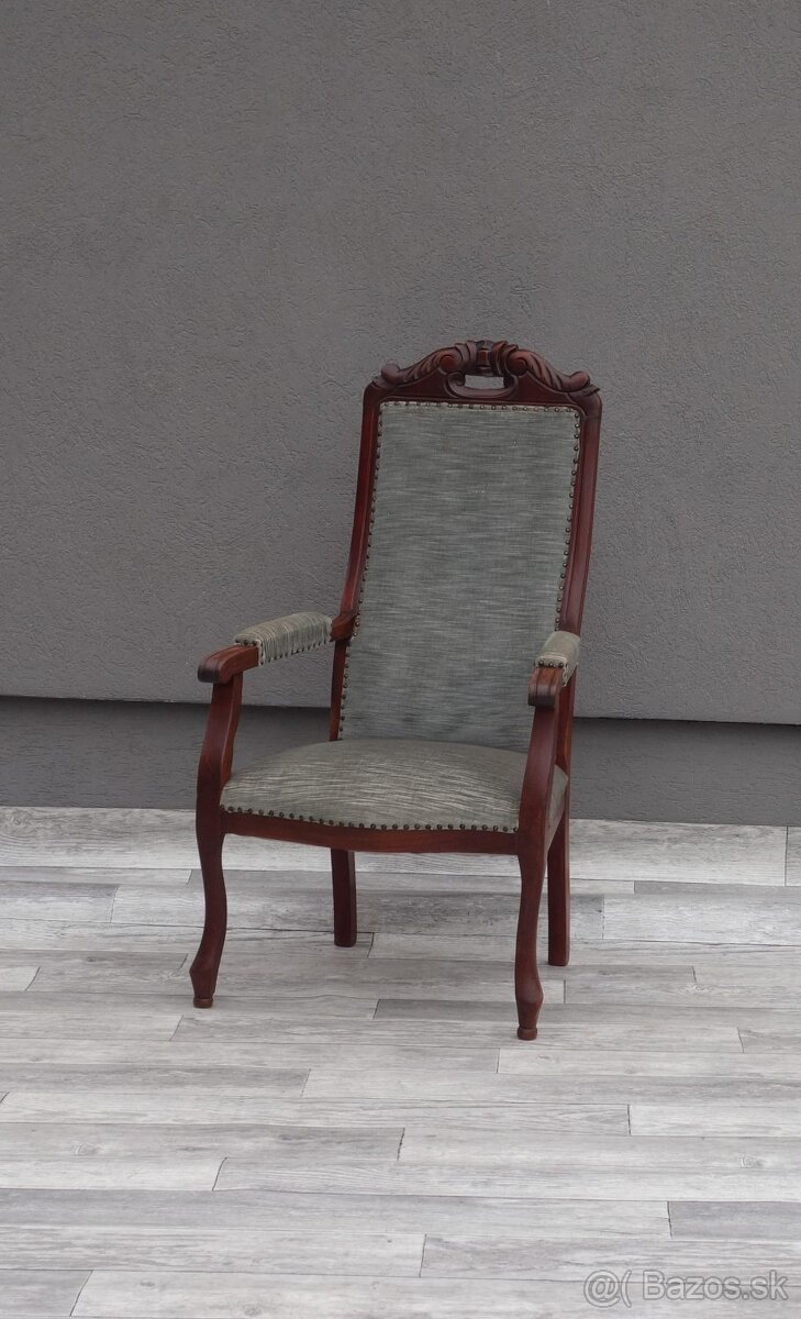 Kreslo vyrezávané – starožitné . - 2