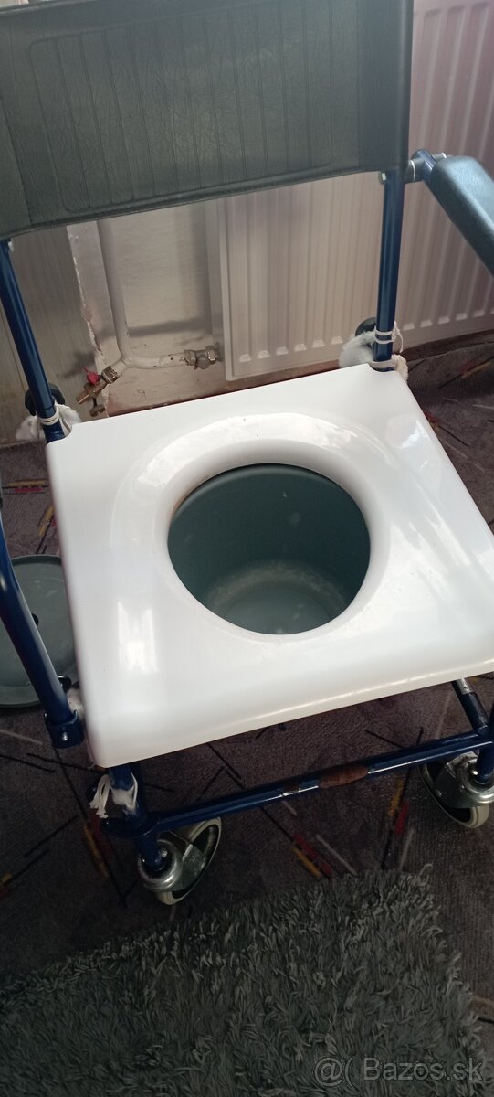 Toaletná stolička s vozíkom. - 2