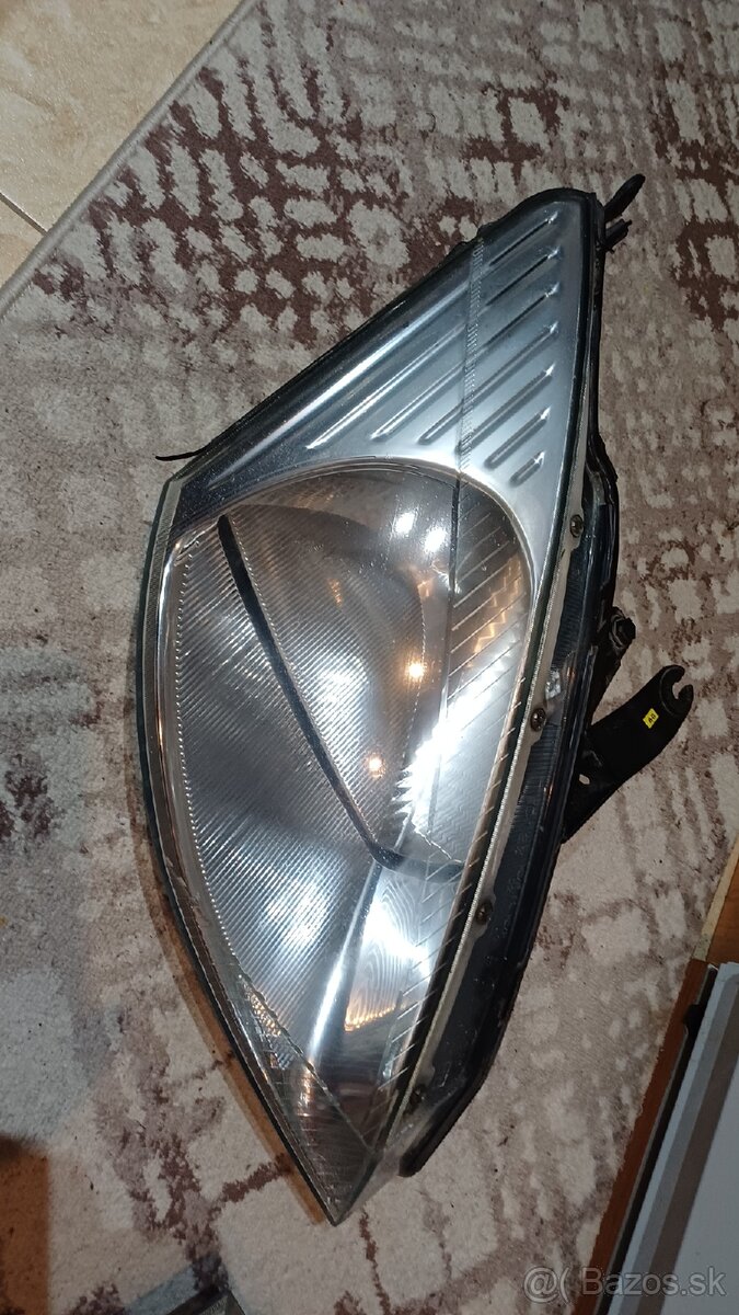 Predné svetlomety na Ford Focus MK1 - 2
