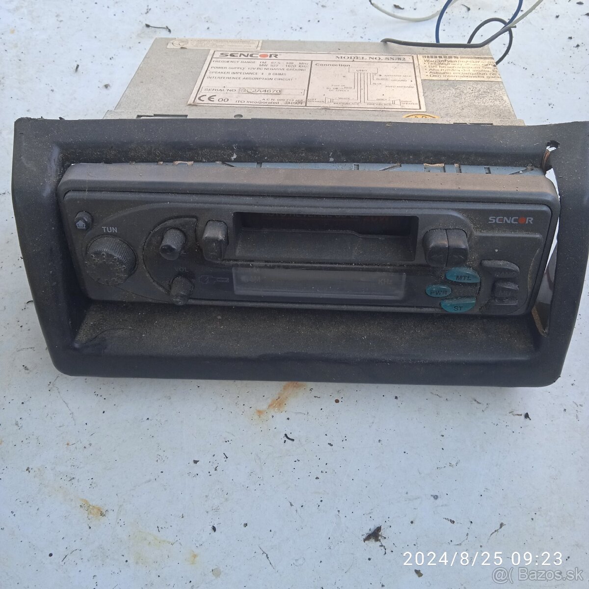 Predám tieto auto rádia kus za 12€A hodinky - 2