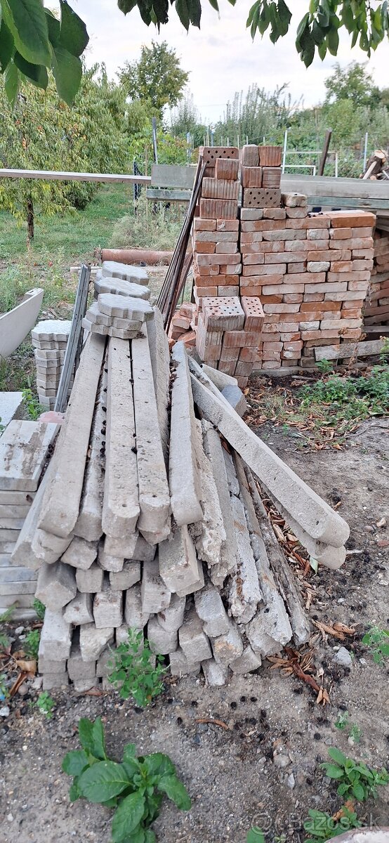 Tehly, betónové stĺpy - 2