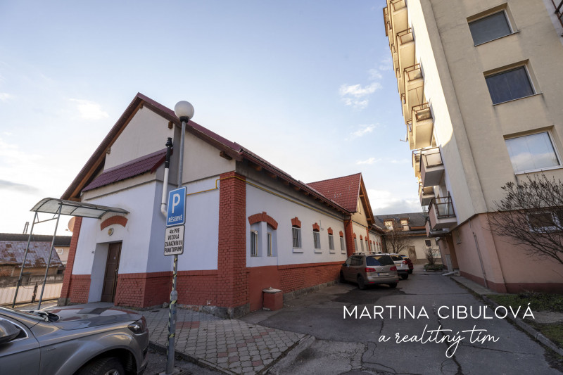 Na prenájom sú obchodne priestory, obchod s parkovaním vo Zv - 2