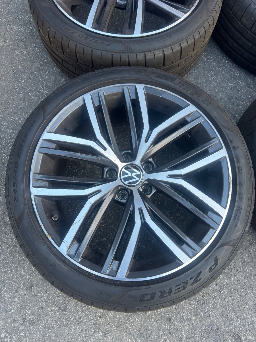 5x112 R19 245/40/19 Pirelli Passat Alltrack - 2