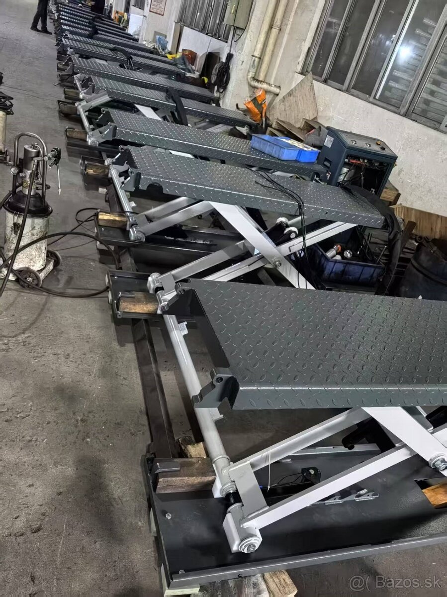 Nožnicový zdvihák 3000kg - 2