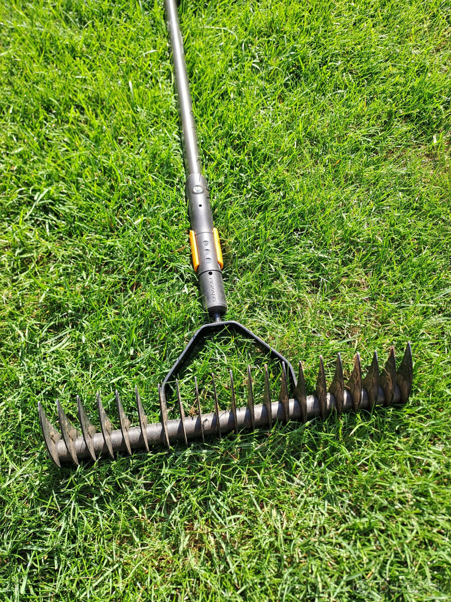 Vertikutačné hrable Fiskars + násada - 2