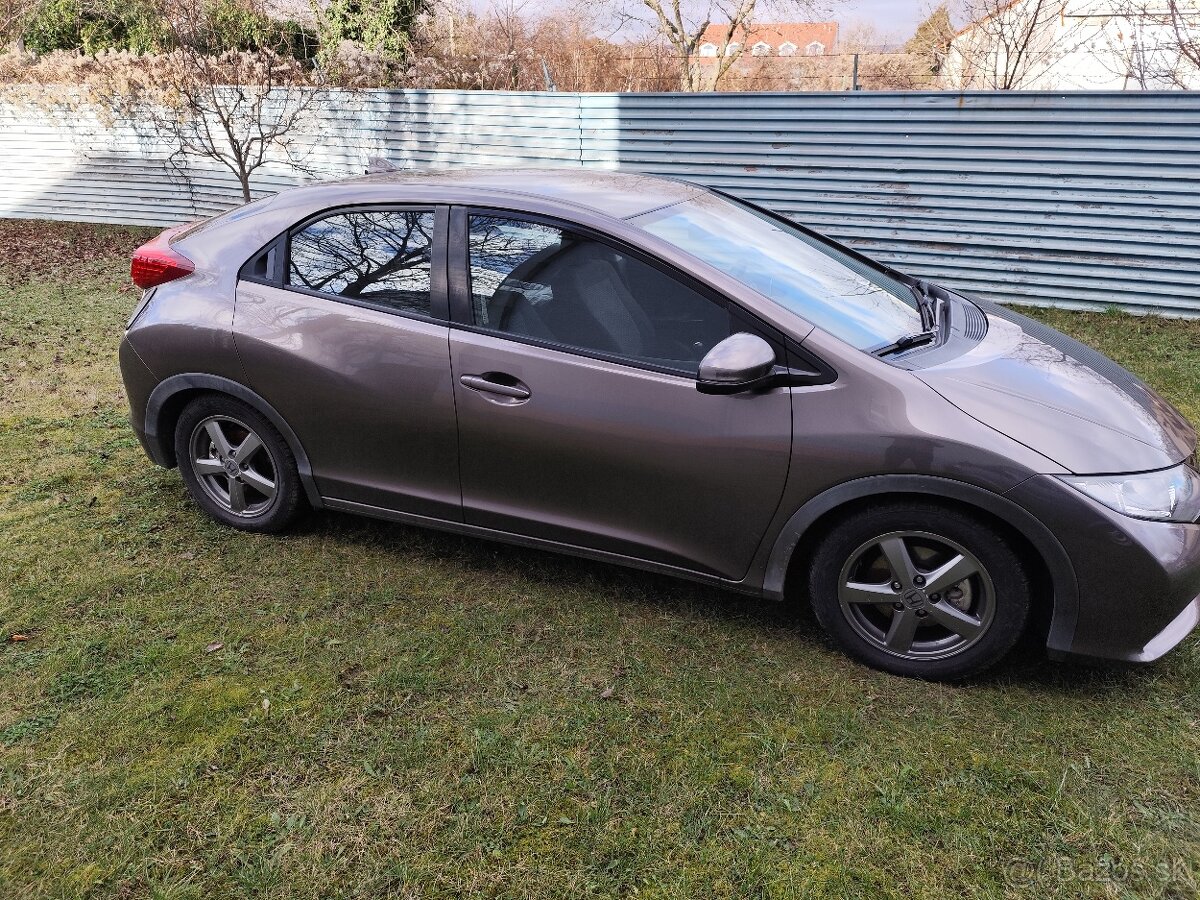 Predám Honda Civic 1.4 benzín 2013 - 2