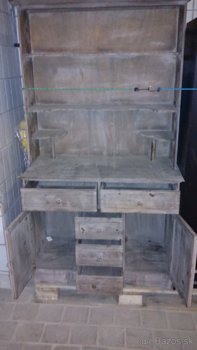 Predám Starožitnú Servirovaciu Vitrínu. - 2