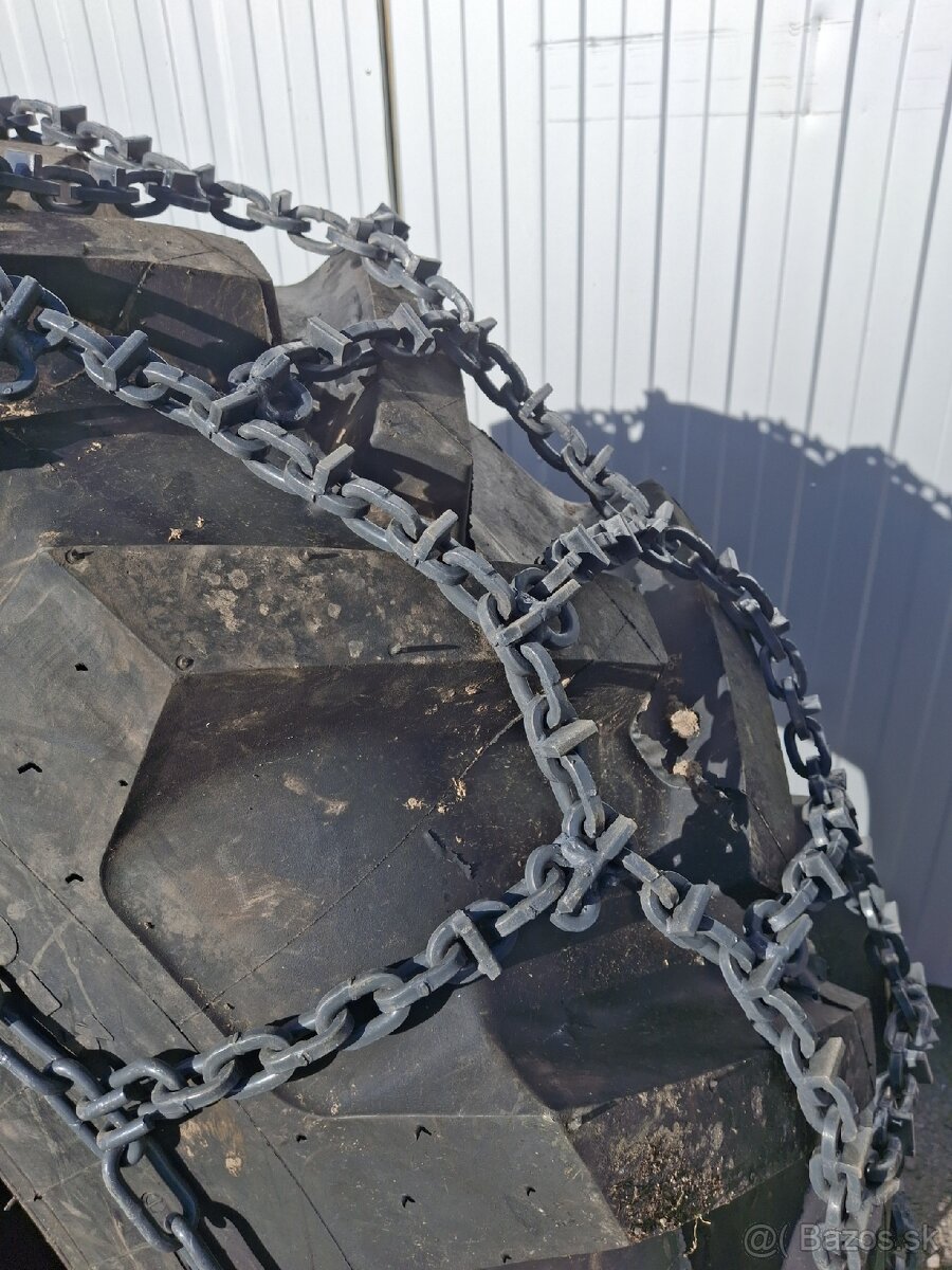 Predám komunálne žiletkové snehové reťaze na traktor - 2