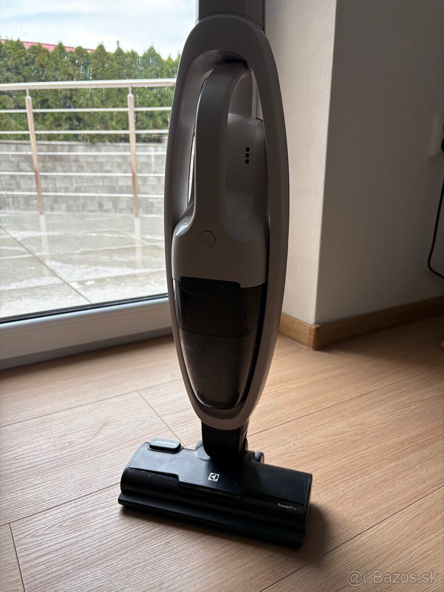 Tyčový vysávač Electrolux 300 Clean - 2