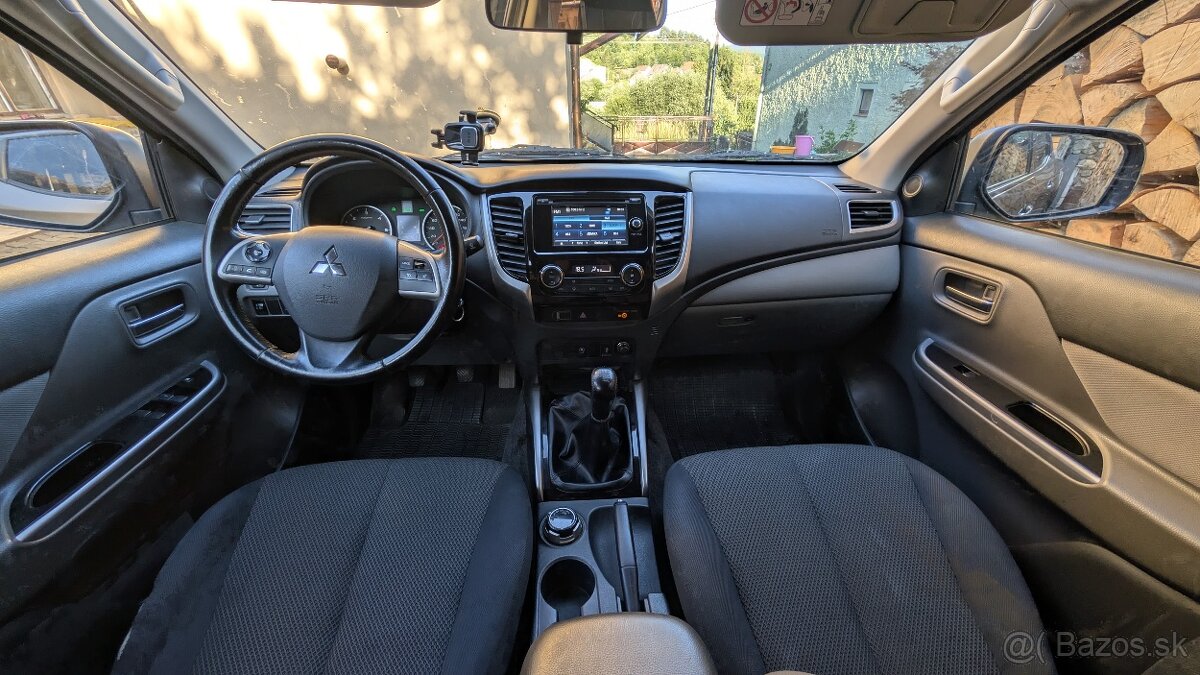 Mitsubishi L 200 s doplnkami - 2