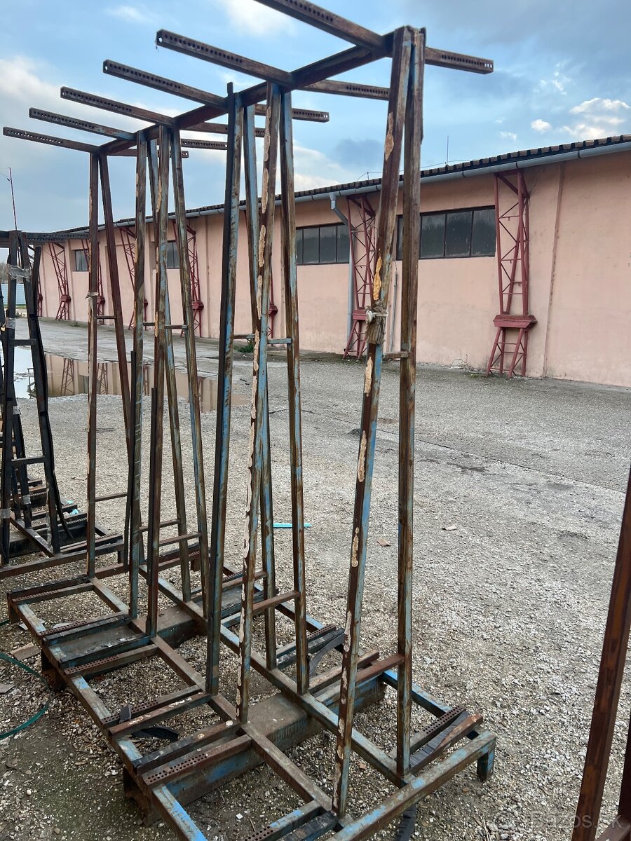 Stojan na sklá alebo okná. - 2