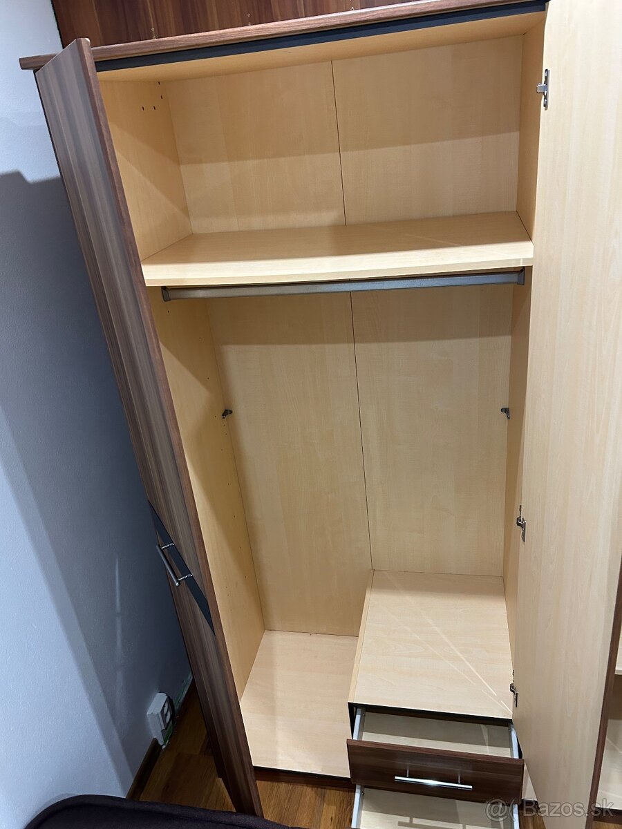 Nábytok- skriňa, komoda, poličky(vhodné aj pod tv), stolík - 2