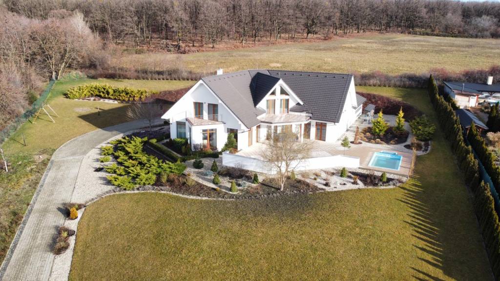 Vila s veľkým pozemkom pod lesom - 2