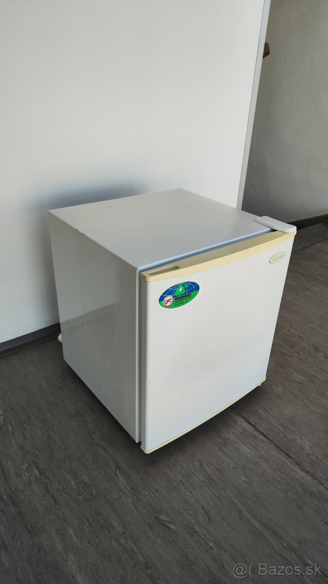Mini chladnička Daewoo FR-061 - 2