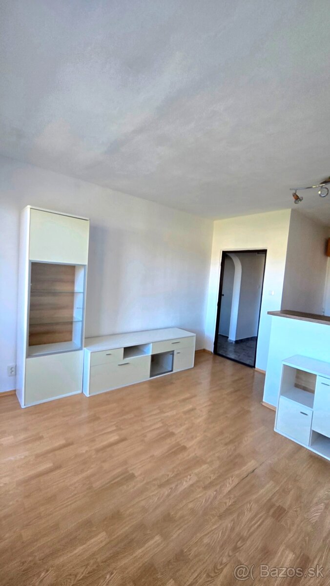 Slnečný 2-izbový byt na Ľadovni - 2
