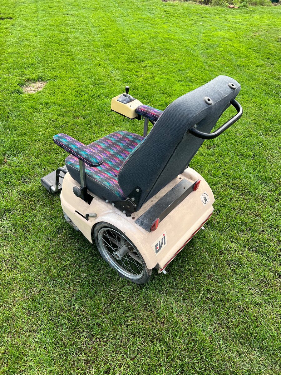 Starší elektrický invalidný vozík - 2